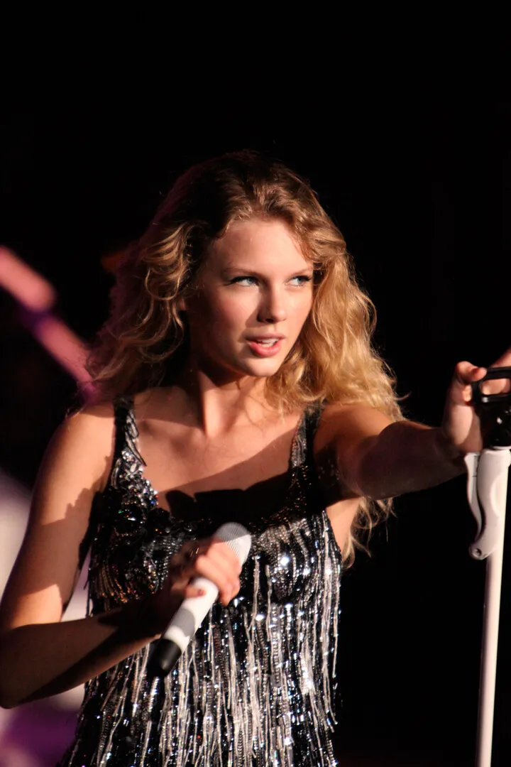 Reflective fabric at the microphone
